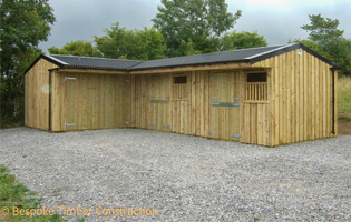 L-Shaped stable block with hay barn